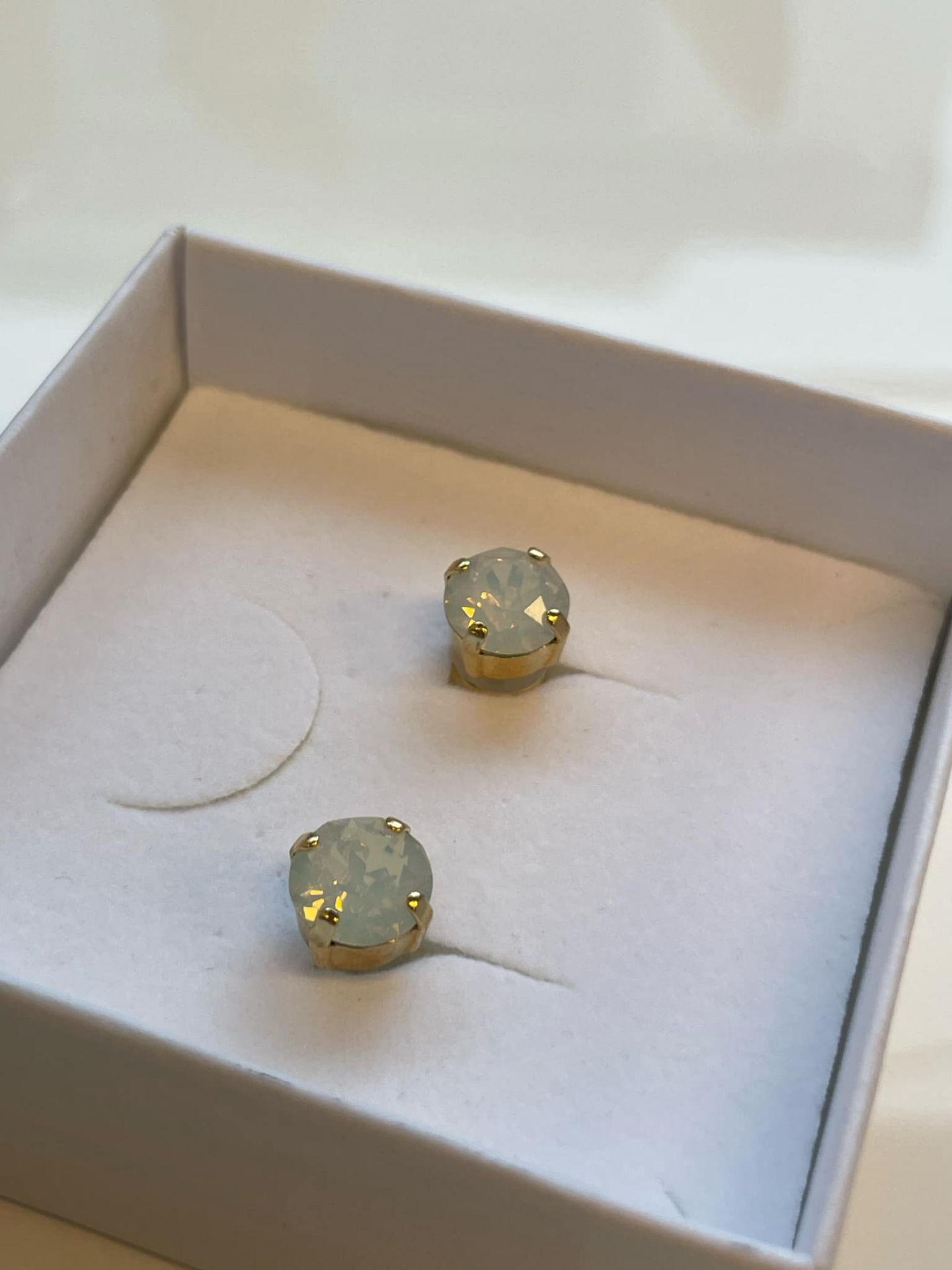 Classic Stud Earrings Withe Opal Flere Farger